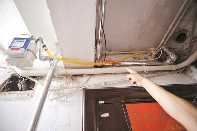 老小区燃气管道改造让居民忧心忡忡燃气管穿客厅装13个接头